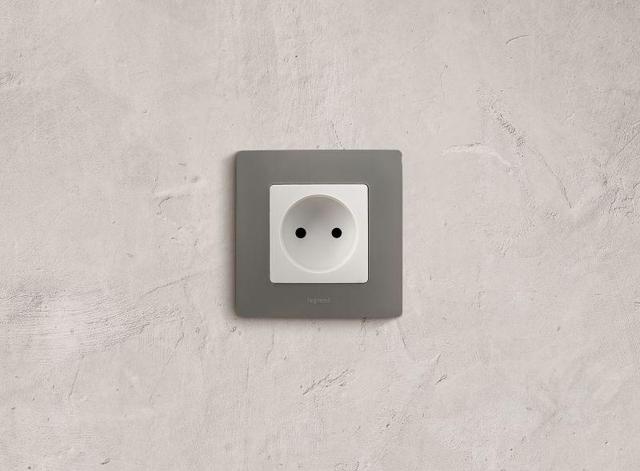 Розетка 1-м СП Etika 16А IP20 250В 2P без заземл. немецк. стандарт винтов. клеммы механизм бел. Leg 672220